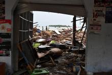 Des habitants au milieu des décombres dans le village de Sumber Jaya en Indonésie, le 25 décembre 2018, trois jours après le passage du tsunami
