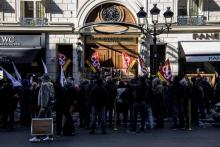 Des grévistes et manifestants devant l'hôtel Park Hyatt Vendôme, à Paris le 9 novembre 2018