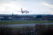 L'aéroport international de Gatwick a été contraint de suspendre son trafic aérien après que des drones ont été signalés mercredi volant au-dessus de l'aérodrome