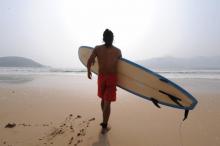 Surfer sur l'île tropicale de Hainan (sud), surnommée "le Hawaï chinois"