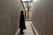 Une personne regarde le Mur des noms qui porte les noms des juifs déportés de France entre 1942 et 1944, au Mémorial de la Shoah à Paris