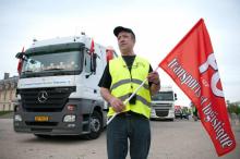 CGT et FO du secteur du transport routier appellent à la grève à partir de dimanche soir 22H00 et pour une durée indéterminée afin de défendre le pouvoir d'achat, qualifiant de "miettes" les mesures a