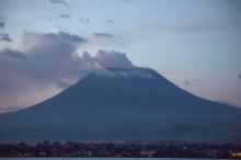 Le volcan Nyiragongo, en RD Congo, vu depuis les rives du lac Kivu le 17 avril 2016