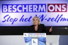 La présidente du Rassemblement national (RN), Marine Le Pen, prononce un discours lors d'une réunion anti-immigration avec le parti nationaliste flamand Vlaams Belang, le 8 décembre 2018 à Bruxelles