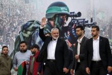 Le chef du Hamas, Ismaïl Haniyeh, saluant la foule à Gaza où le mouvement islamiste palestinien a célébré le 31e anniversaire de sa fondation le 16 décembre 2018