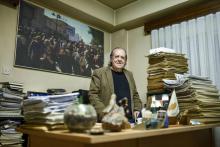 Le journaliste chypriote turc Sener Levent dans son bureau dans les locaux du quotidien Afrika à Nicosie, le 13 décembre 2018