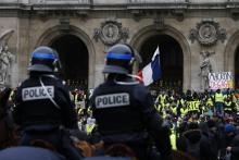 La police montée face aux manifestants "gilets jaunes" place de l'Opéra à Paris, le 15 décembre 2018