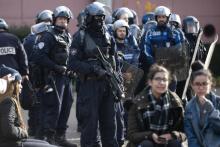 Les forces de l'ordre encadrent des lycéens à Saint-Priest (Rhône), le 6 décembre 2018