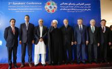 Le président iranien Hassan Rohani s'exprime devant des chefs des Parlements d'Afghanistan, du Pakistan, de Chine, de Turquie et d'Iran lors d'une conférence de luttre contre le terrorisme à Téhéran, 