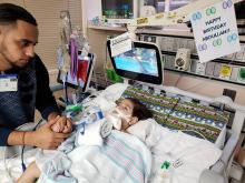 Photo récente du Council on American-Islamic relations in Sacramento, montrant le petit Abdullah Hassan, sous assistance respiratoire dans un hôpital d'Oakland en Californie avec son père. Sa mère Yém