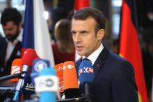 Le président français Emmanuel Macron parle à la presse à son arrivée à Bruxelles pour un sommet européen, le 13 décembre 2018