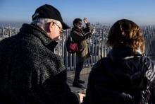 Des touristes sur le toit de l'Arc de Triomphe le 12 décembre 2018