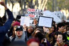 Des manifestants devant la police à Toulouse le 7 décembre 2018, en marge d'une manifestation de lycéens.