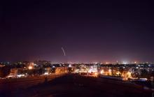 Photo diffusée par l'agence de presse officielle SANA le 25 décembre 2018 montrant un rai de lumière dans le ciel de Damas, en Syrie