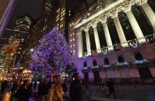 Wall Street le 30 novembre 2018, avec un sapin de Noël devant. La Bourse newyorkaise reculait à l'ouverture