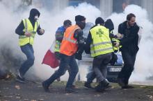 Evacuation d'un blessé lors d'une manifestation de "gilets jaunes" à Nantes, le 22 décembre 2018