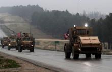 A Minbej, dans le nord de la Syrie, des véhicules de l'armée américaine sont photographiés le 30 décembre 2018, peu de temps après l'annonce du président Donald Trump du retrait des troupes américaine