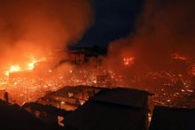 Des habitations en flammes dans le quartier d'Educandos à Manaus, au Brésil, le 17 décembre 2018