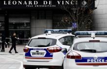 La police bloque l'accès à l'université privée Léonard-de-Vinci à Courbevoie (Hauts-de-Seine), le 5 décembre 2018