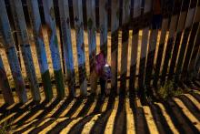 Une fillette du Honduras observe la frontière entre le Mexique et les Etats-Unis à Playas de Tijuana, dans l'Etat de Baja California au Mexique, le 2 décembre 2018