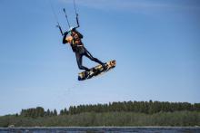 L'ancien gymnaste finlandais Kauko Heikkinen, 80 ans, lors d'une session de kitesurf, le 26 mai 2018 à Vaasa
