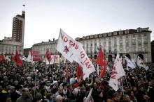 Des manifestants brandissent des banderolles contre des lignes de train à grande vitesse, à Turin, le 8 décembre 2018