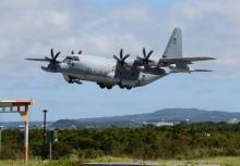 Un avion de ravitaillement KC-130 décolle de la base Futenma d'Okinawa, le 15 juillet 2014 au Japon