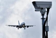 Un avion d'Air Transat s'apprête à atterrir à l'aéroport de Gatwick, le 21 décembre 2018 à Londres