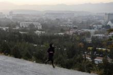 Une Afghane membre de Free to Run fait du jogging le 6 novembre 2018 sur un colline surplombant Kaboul