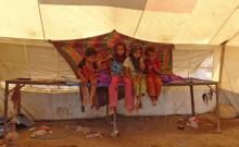 Des enfants yéménites rassemblés sous une tente dans un camp de déplacés à Khokha dans la province de Hodeida, dans l'ouest du Yémen, le 12 décembre 2018