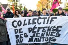 Une centaine de personnes défilent pour dénoncer l'interpellation de 151 jeunes, à Mantes-la-Jolie, le 12 décembre 2018