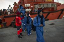 Des migrantes transferrées d'un bateau des gardes-côtes espagnols à leur arrivée dans le port d'Algésiras en Espagne, le 27 novembre 2018