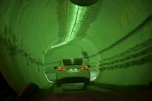 Une Tesla Model X modifiée conduit dans un tunnel test de Boring Co. à Hawthorne, au sud de Los Angeles, le 18 décembre 2018