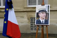 Un portrait du lieutenant-colonel Arnaud Beltrame le 28 mars 2018 dans la cour du ministère de l'Intérieur à Paris