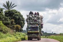 Un camion transportant des sacs de charbon se dirige vers Kinshasa, le 7 novembre 2018 après avoir chargé sa cargaison au port de Matadi