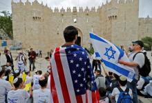 Un Israélien enveloppé dans un drapeau américain devant la porte de Damas, dans la Vieille ville de Jérusalem, le 13 mai 2018