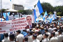 Manifestantes sostienen una pancarta con la imagen del titular de la Comisión Internacional Contra la Impunidad en Guatemala (Cicig), Iván Velázquez, durante una protesta que reclamó la renuncia del p