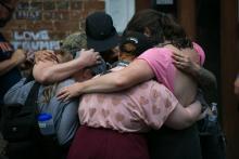 Le 12 août 2018, un an après l'attaque à la voiture de Charlottesville, des personnes se recueillent devant le mémorial de fortune installée à la mémoire d'Heather Heyer tuée par un néonazi américain