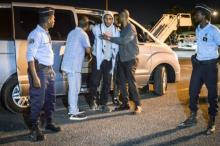 Le jihadiste Peter Cherif (au centre) sort d'une voiture à Djibouti le 22 décembre 2018 avant d'être extradé en France