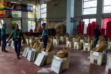 Des fonctionnaires bangalais vérifient le matériel électoral dans un centre de vote à Dacca, le 29 décembre 2018