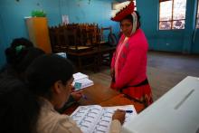 Dans un bureau de vote à Ollantaytambo, dans la région de Cusco, au Pérou, le 9 décembre 2018