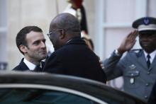 Le Président Emmanuel Macron raccompagne son homologue burkinabè Roch Marc Christian Kabore à l'issue d'un entretien au palais de l'Elysée, le 17 décembre 2017