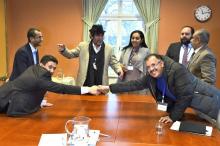 Le négociateur rebelle houthi Abdelkader Mourtada (g) et Askar Zaeel, négociateur gouvernemental pour l'échange de prisonniers, se serrent la main lors des consultations sur le Yémen sous l'égide de l