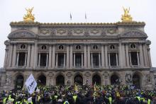 Rassemblement de "gilets jaunes" devant l'Opéra Garnier à Paris, le 15 décembre 2018