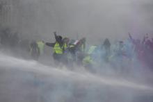 Des "gilets jaunes" font face aux forces de l'ordre lors d'une manifestation, le 22 décembre 2018 à Bordeaux