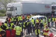 Des "gilets jaunes" bloquent la circulation le long de l'autoroute A9 près du Boulou, dans les Pyrénées-Orientales, le 1er décembre 2018