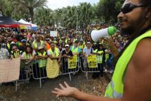 Des "Gilets jaunes" protestent à Sainte-Marie sur l'île de la Réunion le 28 novembre 2018