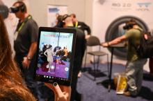 Une stripteaseuse en 3D sur l'écran d'une tablette grâce à la réalité augmentée, présentée par la société de production de films pornographiques "Naughty America" au CES de Las Vegas, le 8 janvier 201