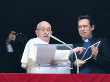 Le pape François montre une tablette sur la place Saint-Pierre au Vatican pour inciter les fidèles à télmécharger l'application "clicktopray", le 20 janvier 2019