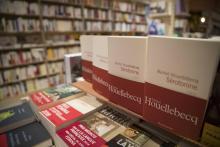 Des exemplaires du livre "Sérotonine" de Michel Houellebecq en vente dans une librairie, le 4 janvier 2019 à Paris